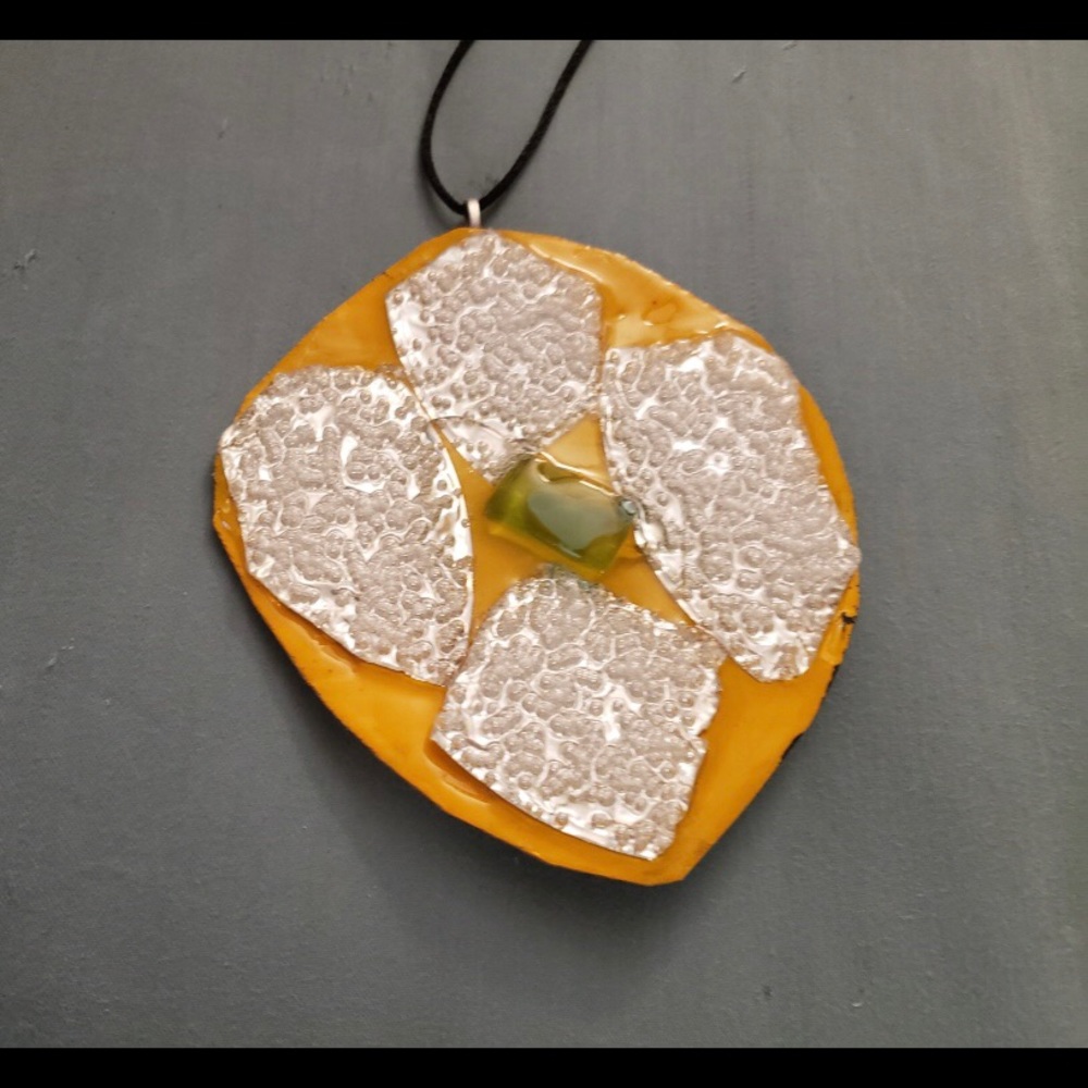 🧡🤍 Necklace 🤍🧡 - Picture 2 of 2